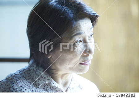 静かに庭をみつめるおばあちゃん 18943282