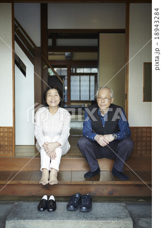 玄関での祖父母の一枚 18943284