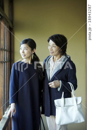 買い物に出かける仲良し親子 買い物に出かける仲良し親子 18943287