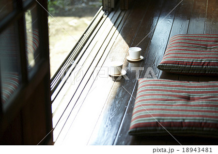 風情のある縁側 18943481