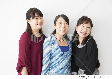 ポートレート シニア女性3人 ポートレート シニア女性3人 18943795