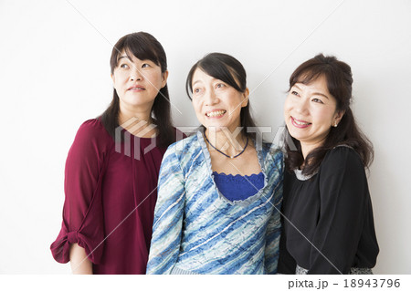 ポートレート　シニア女性3人 18943796