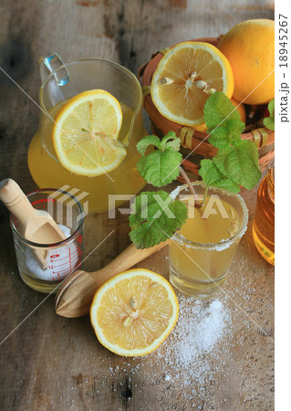 lemon juice 18945267