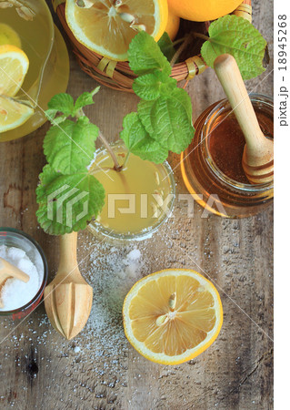 lemon juice 18945268