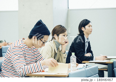講義を受ける大学生 18946467