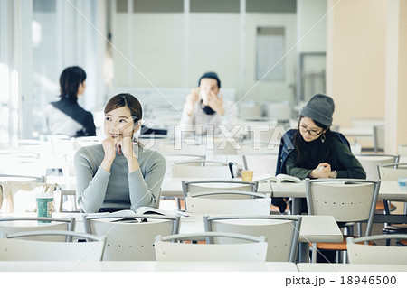 カフェテリアにいる大学生の写真素材