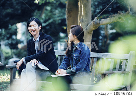 ベンチに座るカップルの写真素材