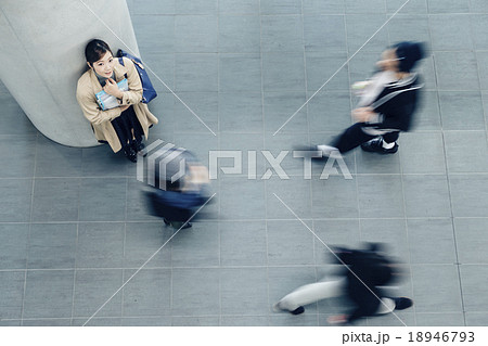 キャンパスにいる大学生 18946793