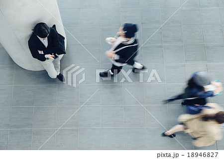 キャンパスにいる大学生 18946827