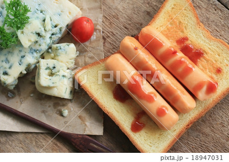 blue cheese with breakfast 18947031