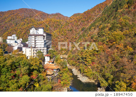 朝日を浴びる紅葉の芦ノ牧温泉、会津、福島県 18947450
