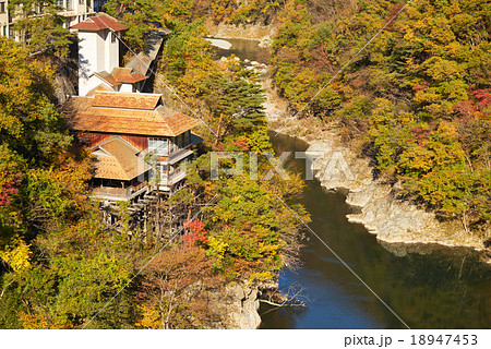 渓谷に迫り出した温泉施設と芦ノ牧温泉の紅葉、会津、福島県 18947453