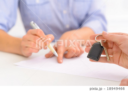 Receptionist helping to fill out the forms. 18949466