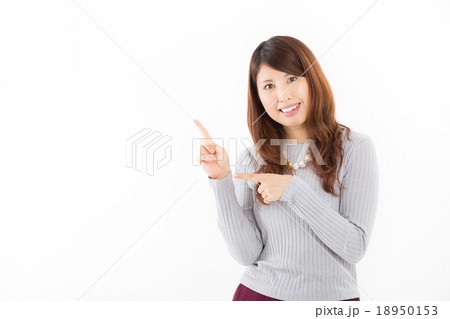 セーターを着たお洒落なアラサー女性 18950153