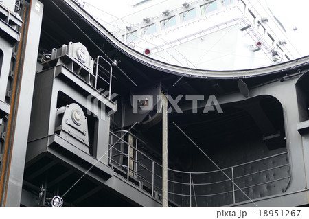 いずも　護衛艦　横浜　大桟橋 18951267