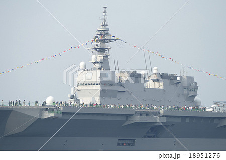 いずも　護衛艦　横浜　大桟橋 18951276