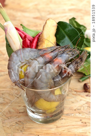 Fresh shrimp and green vegetables on the plate Fresh shrimp and green vegetables on the plate 18951539