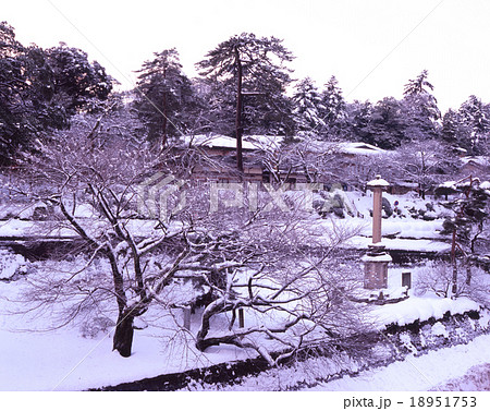 「国指定史跡」金沢城、城下町の雪景色（レトロな茶店が並ぶ兼六園・桂坂付近の江戸町通り） 18951753