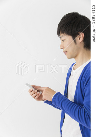 スマホ検索する男性 18954115