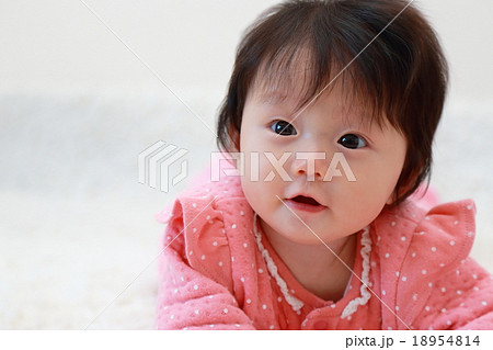赤ちゃん (ハイハイ はいはい ベビー 0歳 コピースペース 赤ん坊 乳児) 18954814