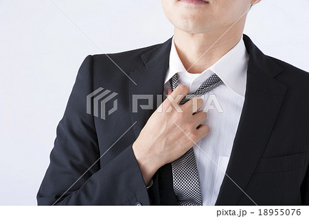 ネクタイを緩める男性の写真素材