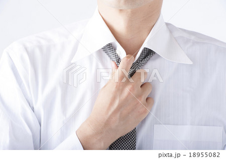 ネクタイを緩める男性 18955082