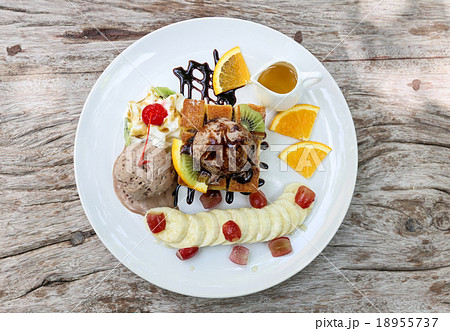 Honey toast with Fruit 18955737