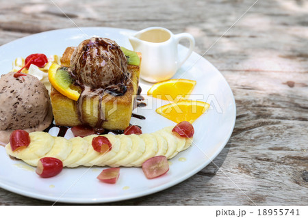 Honey toast with Fruit 18955741