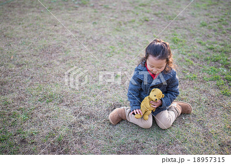 熊の縫い包みで遊ぶ女の子 熊の縫い包みで遊ぶ女の子 18957315