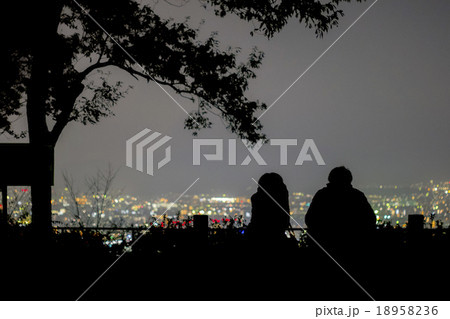 夜景 カップル 京都 将軍塚青龍殿の写真素材 1536