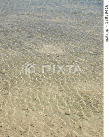 パラオ・カープ島の遠浅の砂浜に満ちた海と波紋 パラオ・カープ島の遠浅の砂浜に満ちた海と波紋 18959416