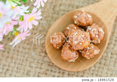 Honey roasted coated peanuts and white sesame. 18961526