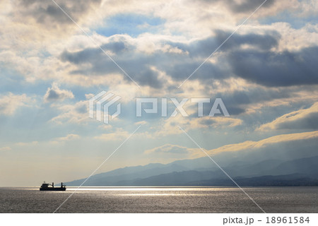 メッシーナ海峡を航行する船舶のシルエット 18961584