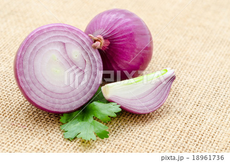 Red sliced onion. 18961736
