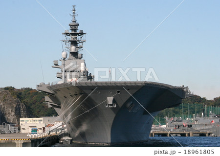 横須賀に配属された巨大護衛艦「いずも」の入港風景 18961805
