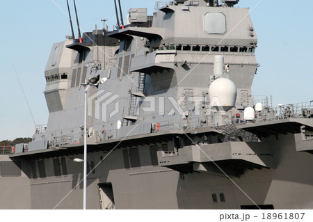 横須賀に配属された巨大護衛艦「いずも」の入港風景 18961807