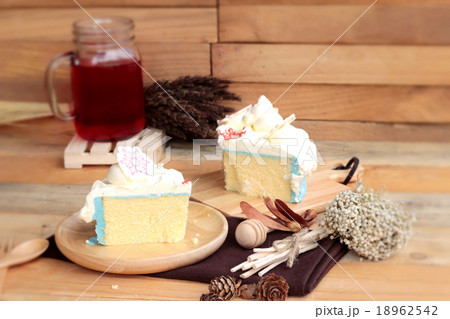 White cream cake delicious and drink red water White cream cake delicious and drink red water 18962542
