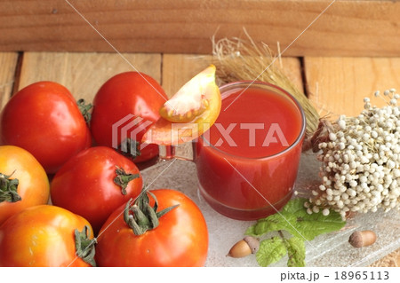 Tomato juice and fresh tomatoes 18965113