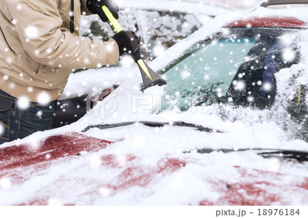 closeup of man cleaning snow from car 18976184