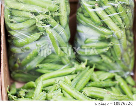 close up of green peas in box at street market 18976520