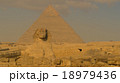 エジプト　ピラミッドとスフィンクス 18979436