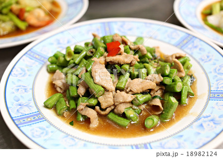 Puff vegetables beans with pork . Puff vegetables beans with pork . 18982124