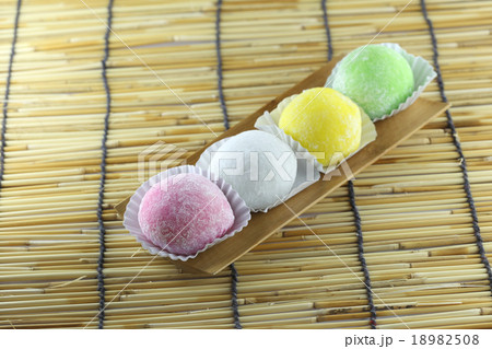 Japanese desserts made of sticky rice. 18982508