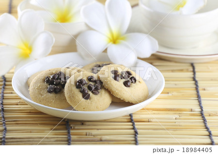 chocolate chip cookies. chocolate chip cookies. 18984405
