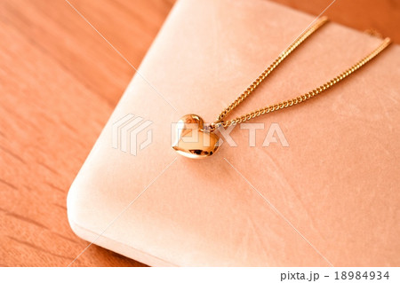 ハートのペンダントトップ、ゴールドのアクセサリー、アップ 18984934