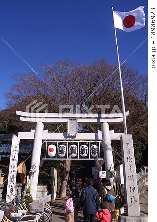 神社と日本国旗 18986923