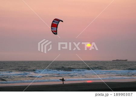 カイトサーフィン　夕陽が沈む海 18990307