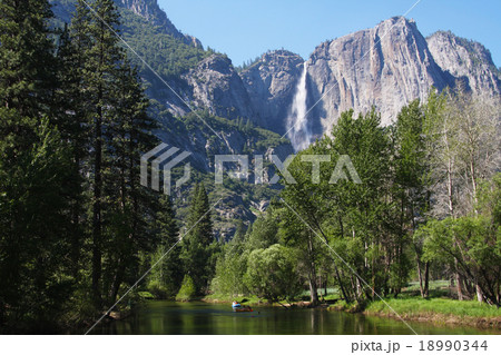 ラフティング　マーセド川とヨセミテ滝　ヨセミテ国立公園 18990344