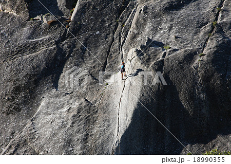 ロッククライミング ヨセミテ国立公園のクライマーの写真素材