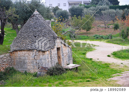 南イタリアの農機具置き場トゥルッリ 18992089